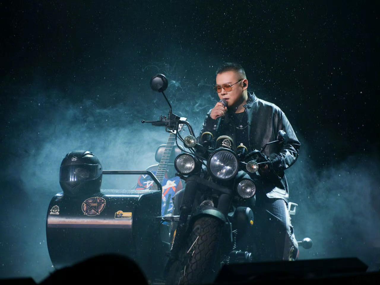 岳云鹏非要唱巡回演唱会 小岳演唱会全程高光！北京站师父郭德纲惊喜登台，携德云鼓曲