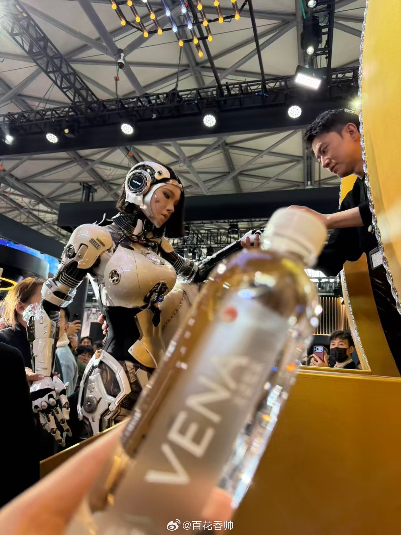 上海逛展偶遇送水机器人 来AWE2026看前沿科技，没想到先被一瓶水和它的“机器