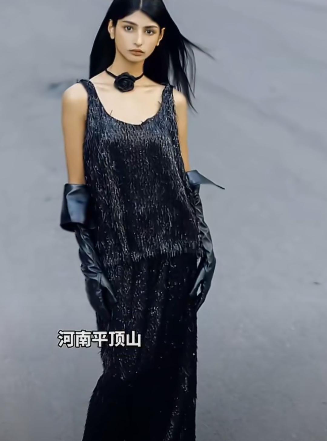2002年，一对河南平顶山夫妇，在巴基斯坦务工时，在街头旧纸箱里发现了一名孤儿。