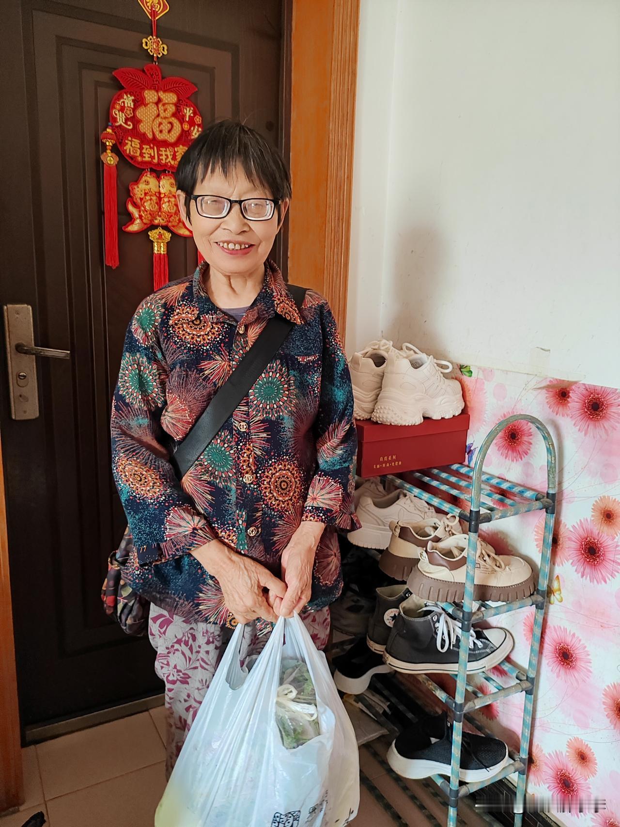 婆婆刚才来了，又给我送菜来了，一颗包菜一颗大白菜，汗菜居然都摘干干净净的了，还有