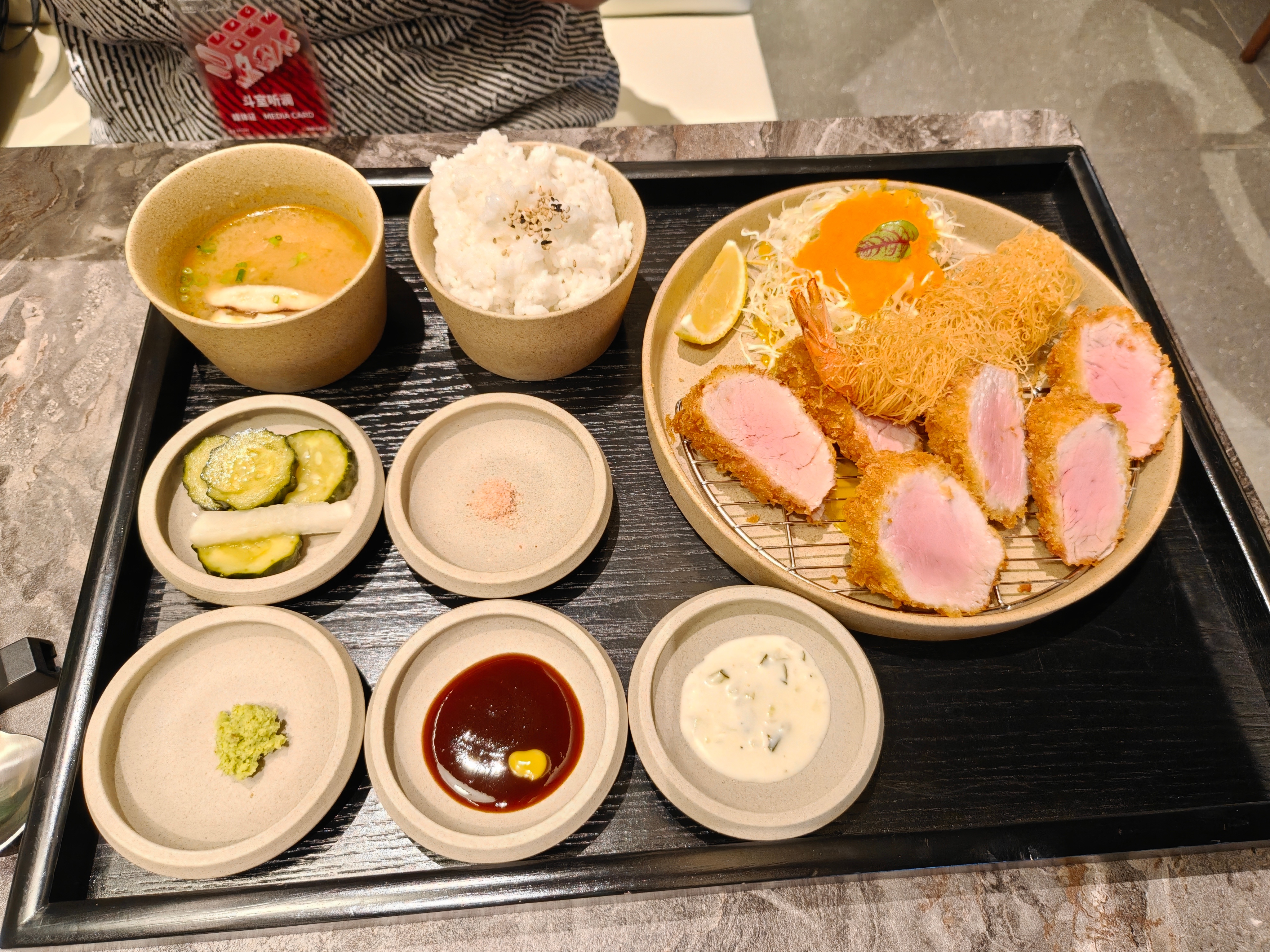 平时在家吃 50 块钱一份的方便面，出门了吃 100 块钱一份的饭盒便当餐