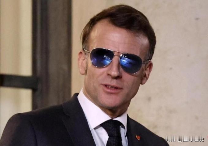 马克龙这副帅气的墨镜，直接带火了一家意大利小厂。1月23日，马克龙戴着反光飞行员