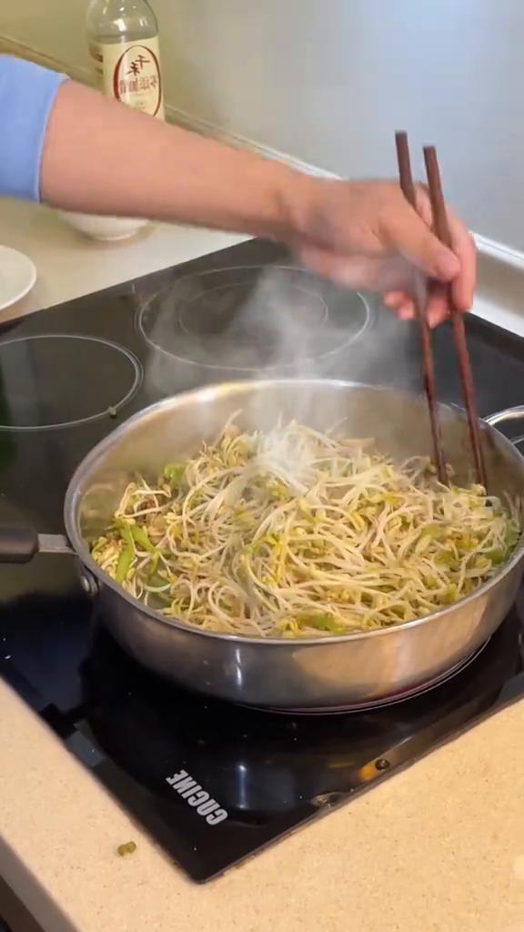 清炒豆芽。
这个就是我自己泡发的豆芽了，今天就准备要做一道的清炒豆芽。
·锅的油