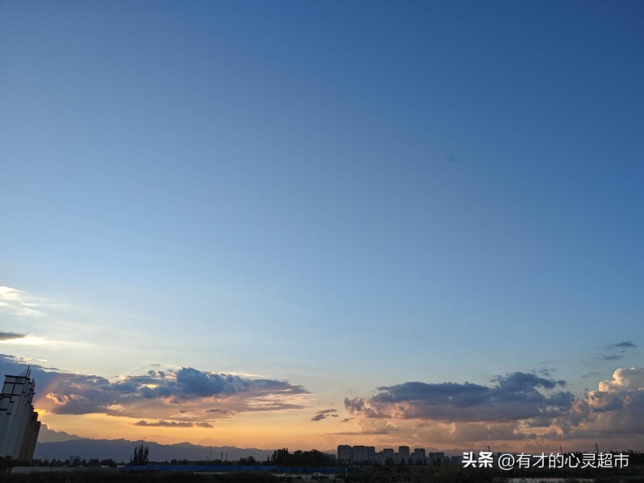 银川傍晚，抬头遇见温柔晚霞！
 
      今天傍晚站在楼下抬眼，银川的天空美