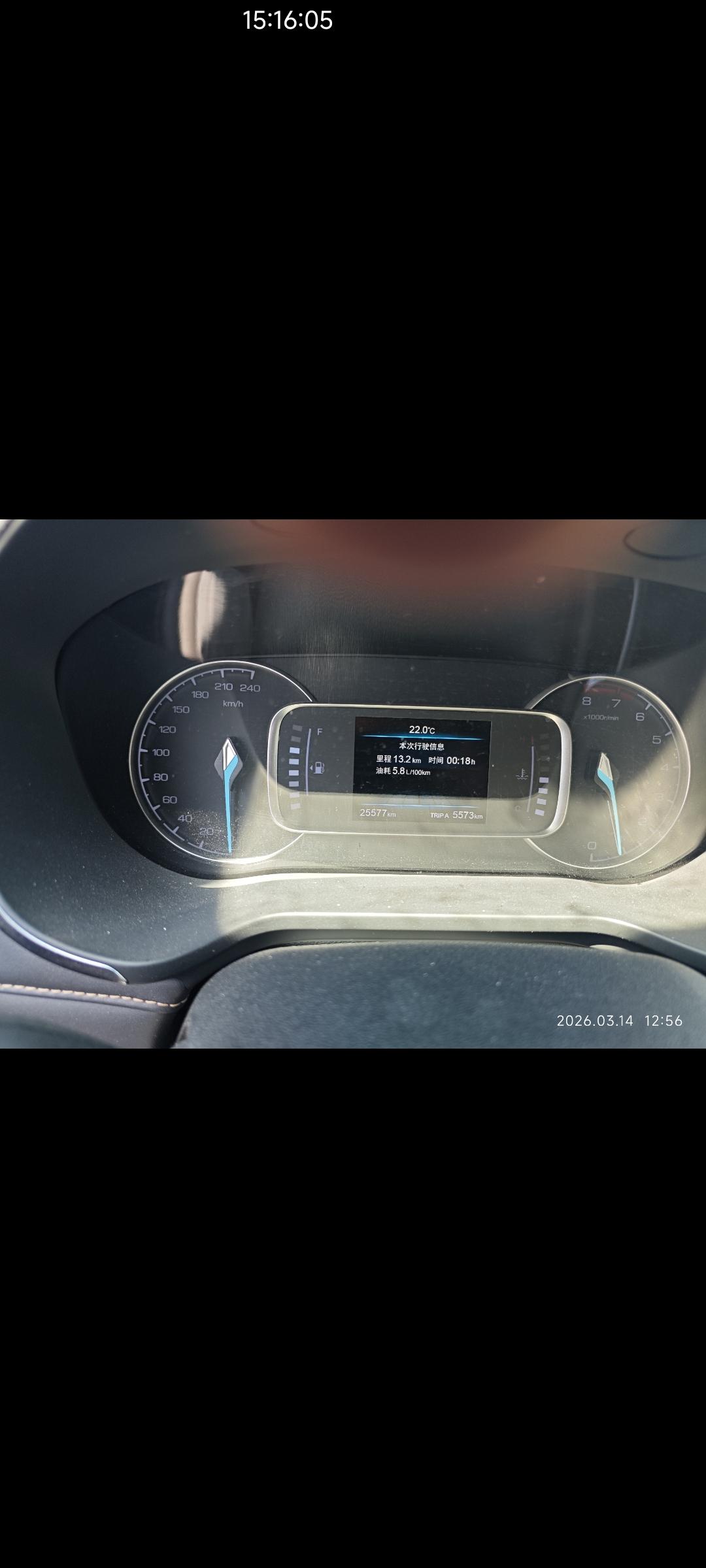 汽车博主在夸雅阁，说才5/6个油，跑高速又稳！
图二是我的国产SUV，1.8吨重