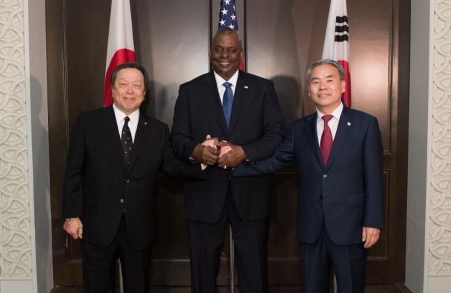 【韩美日三国防长决定建立三国对朝鲜导弹侦测的共同情报搜集体系】

近日，韩国国防