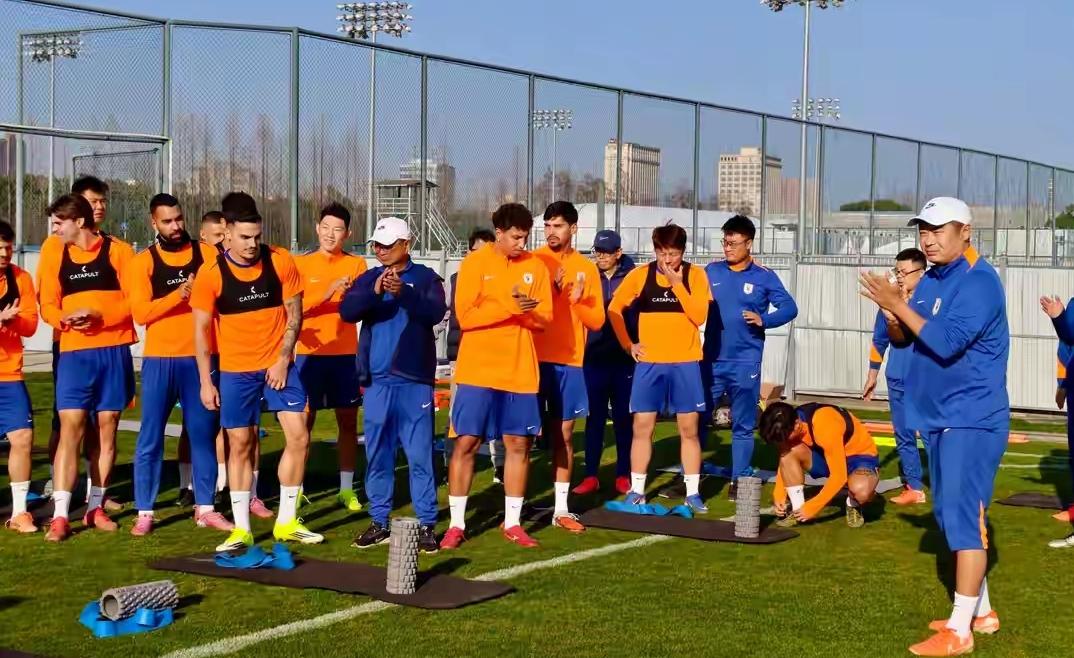 新赛季保三争一的山东泰山队，热身赛3胜2平6负。
据知名足球解说员袁甲等媒体人透