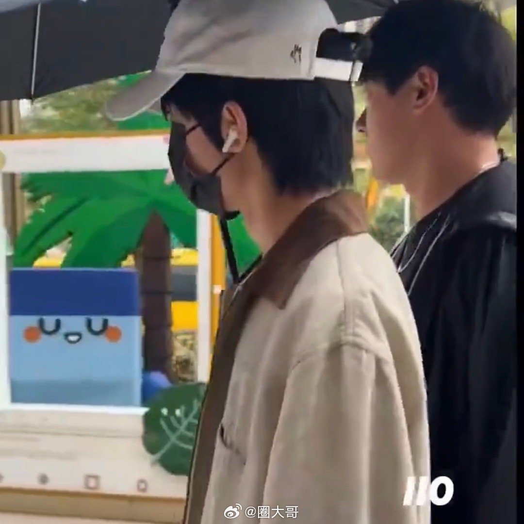 杨博文我们的少年时代2上班路透 杨博文在电视剧《我们的少年时代2》上班路透来了，