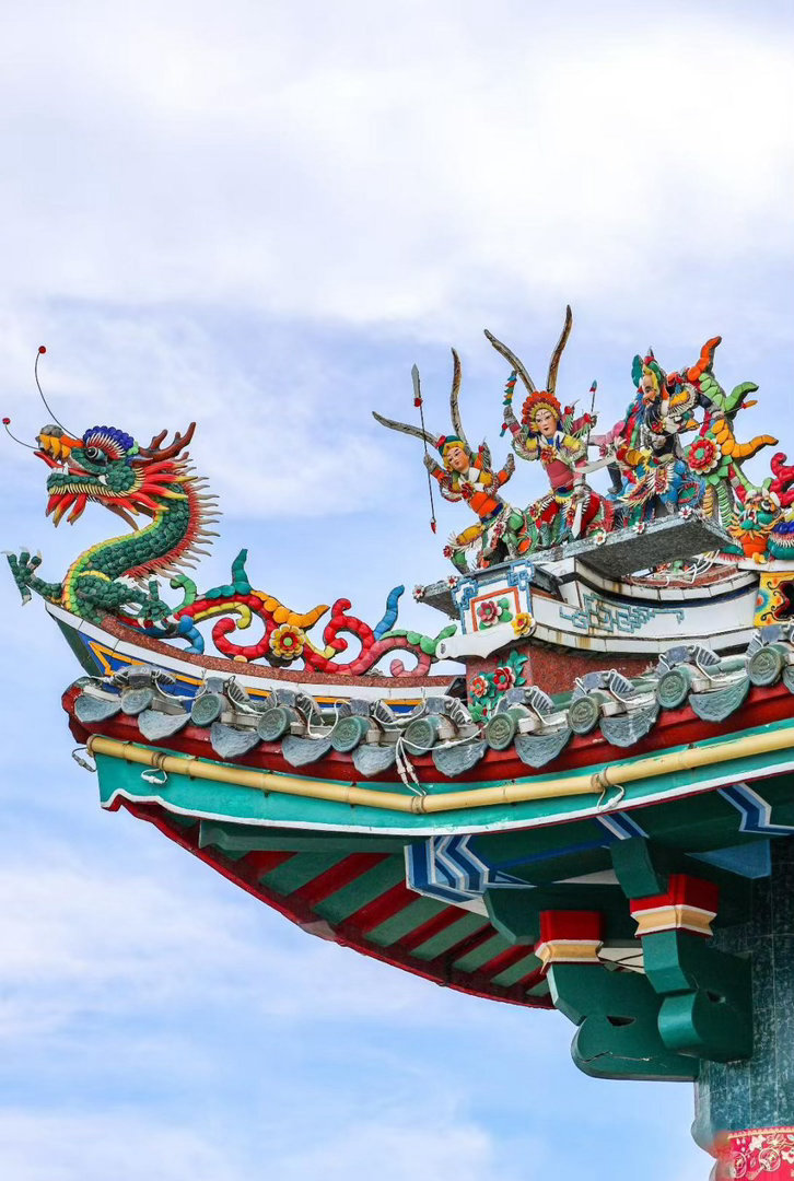 老肖漫谈初心易学 风水中有“神前庙后为孤煞”的说法，住宅紧邻寺庙、教堂并不适宜。