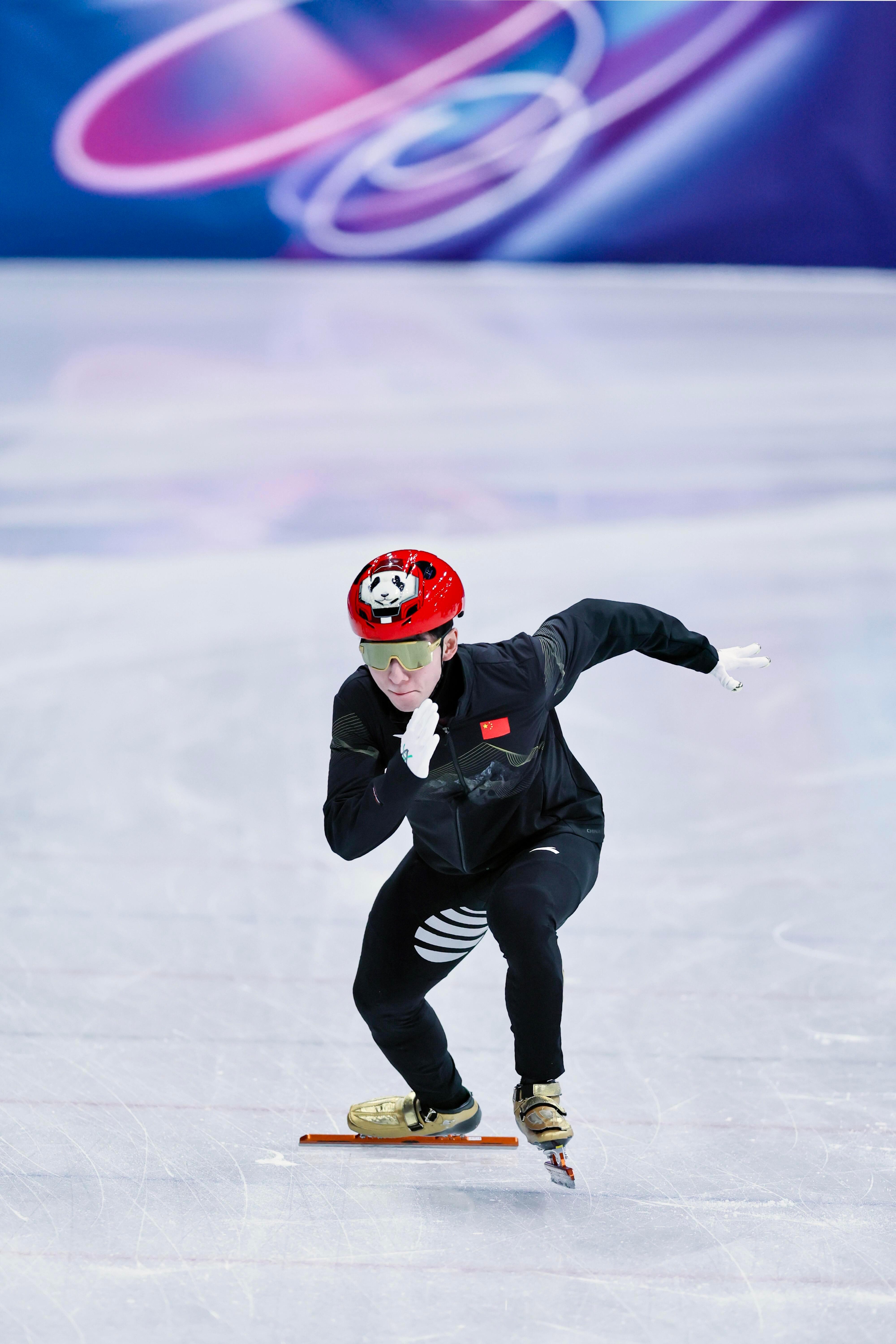 林孝埈马年再戴熊猫头盔戴上熊猫侠头盔！小林冲刺米兰今天，林孝埈在开幕式前最后赛馆