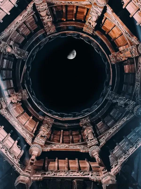 看到上联“举头未见当年月”，瞬间就被那种时光流逝、物是人非的感慨击中。好多人对出