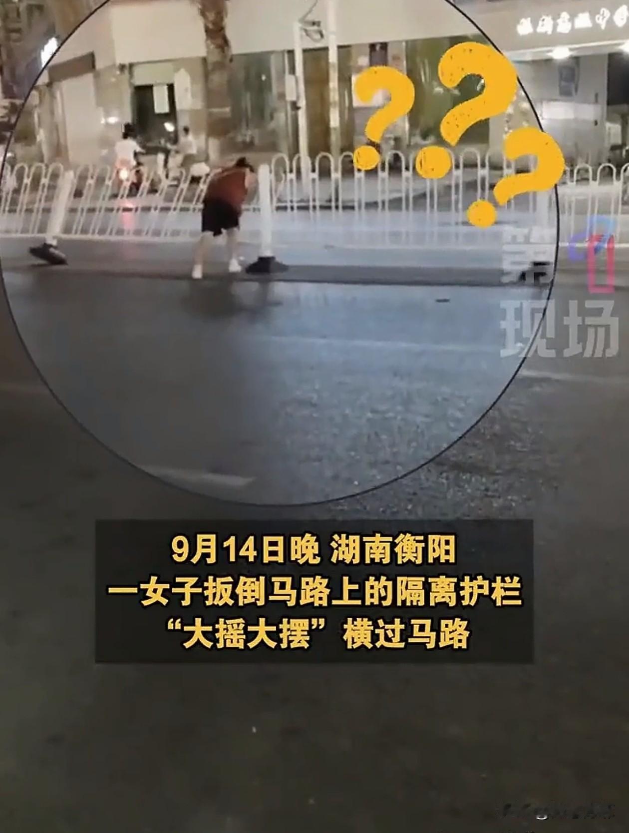 一女子为方便自己过马路，扳倒护栏，交警发现后赶紧扶起，女子则躲在一旁观望。警方：