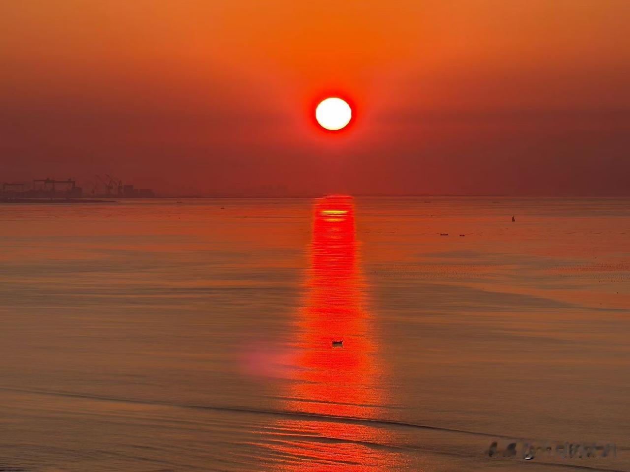 清晨的日出泛着东方红，与海天相接，三两只渔船立在湖中，渔民朝气蓬勃、忙碌的一天开