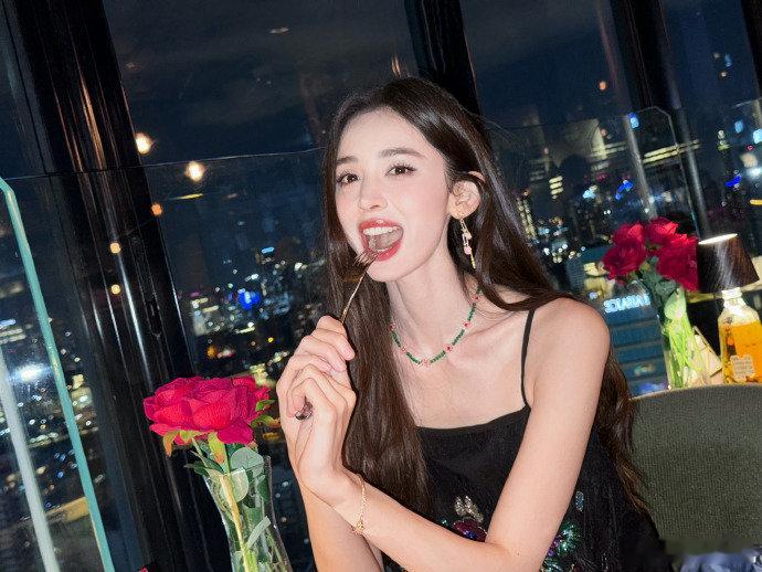 娜扎天台夜景大片  娜扎玫瑰女人 娜扎天台夜景大片，娇艳欲滴的玫瑰就像娜扎一样迷