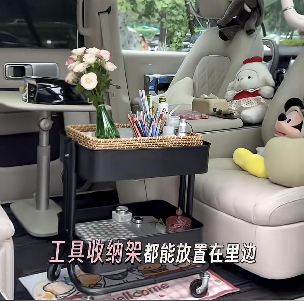 雷总发布会随口一句上门美甲我还以为是说着玩的，没想到真的有用户把它落地成现实了。
