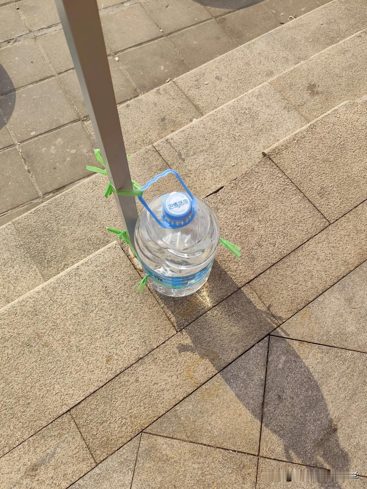 上联：贫在闹市无人问，下联怎么对苦行天涯有路通