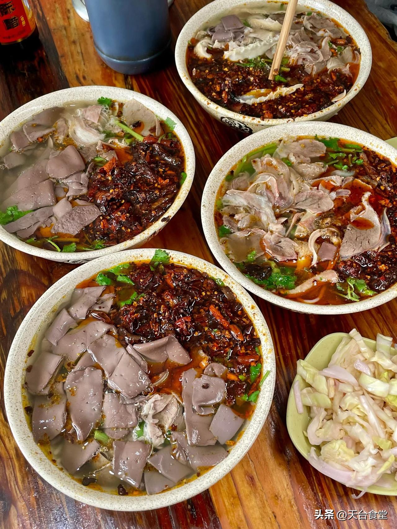来贵州才知道羊肉粉是有派系的，帮派横立各自掌握一方人的口味，水城派则是油辣椒都是