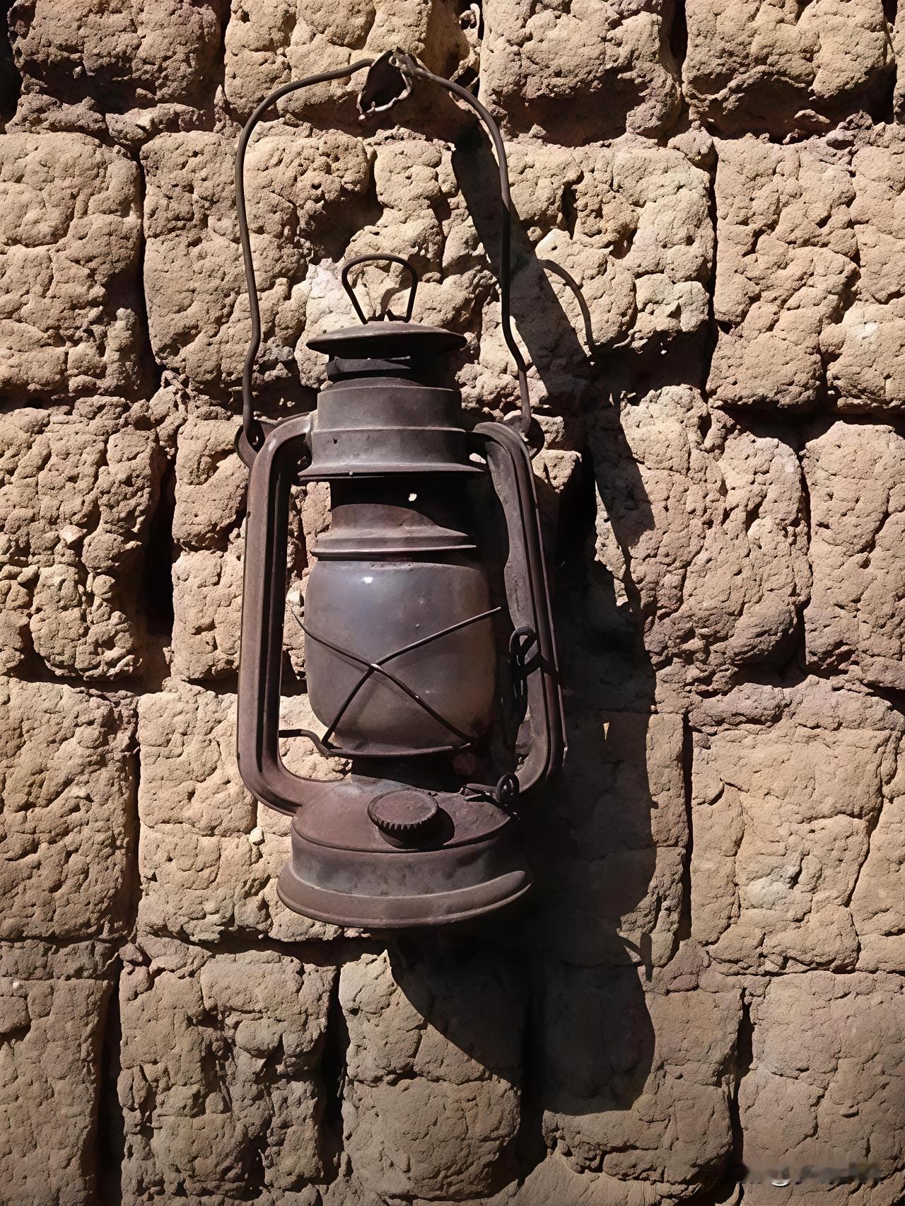 老屋墙壁上发现一台老古董，至少有50 至60年历史了吧，这可是爷爷辈们保留下来的