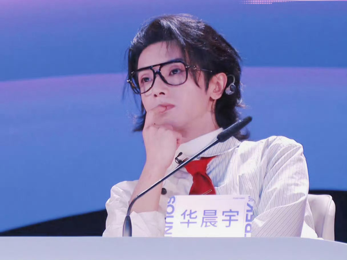 华晨宇用手语给秀梅老师介绍自己的演唱会：“从下午两点到晚上十点 八个小时～”轻轻