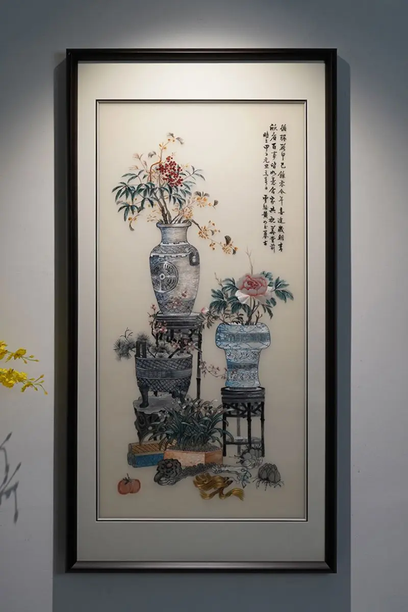 锦丝绣博古清供，瓶安花盛集满堂吉庆 浅底铺清案，古瓶列阵，群芳栖器，文...