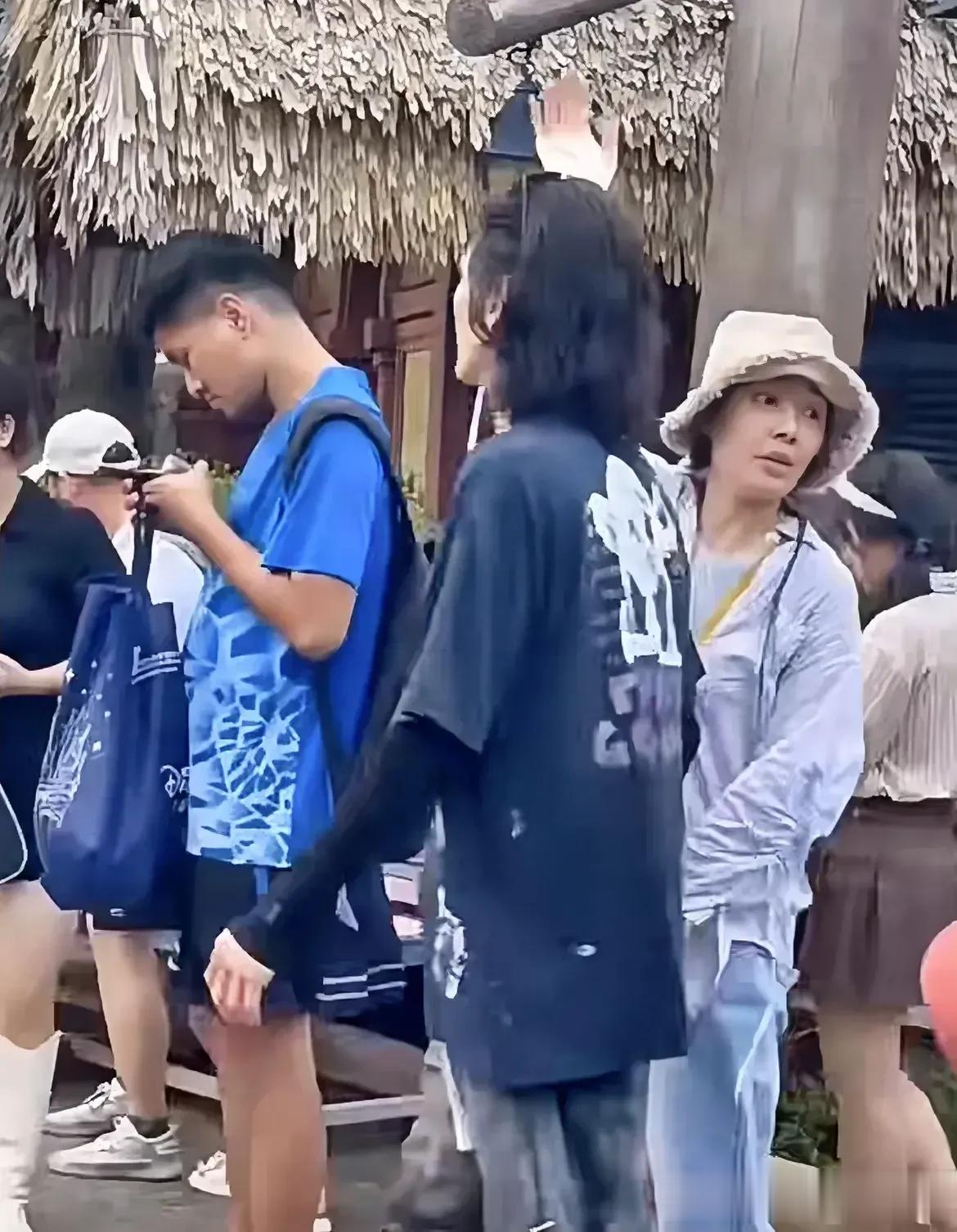 迪士尼偶遇郭碧婷，女神变大妈不敢认了！

郭碧婷以前可是清纯女神天花板级别的人物