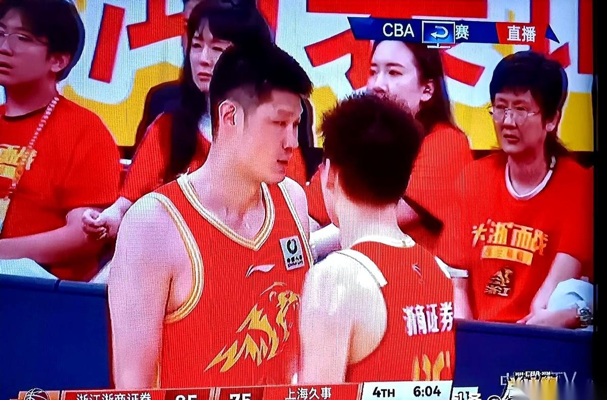 胡金秋弯着腰，汗水顺着下巴滴在球场上。他快吐了，真的快吐了。
这是总决赛第四场，