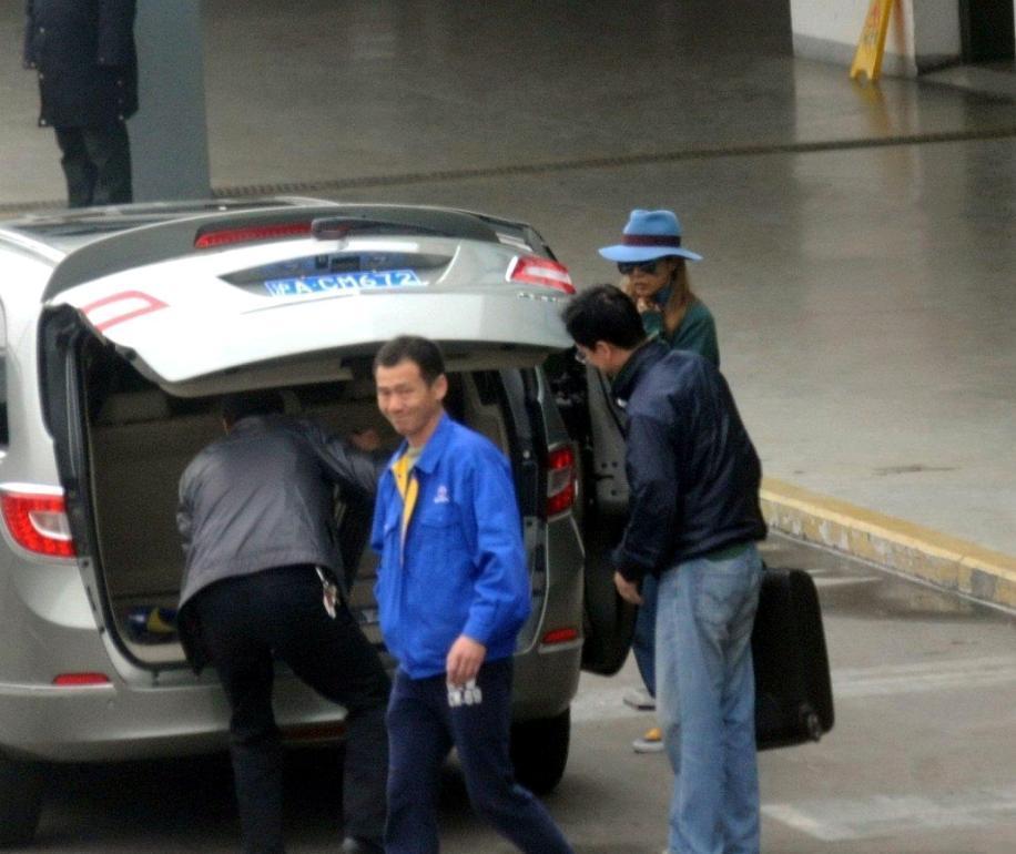 一男子将车送去维修，手机却突然收到提示，他打开摄像头一看，发现自己车上的4个轮胎