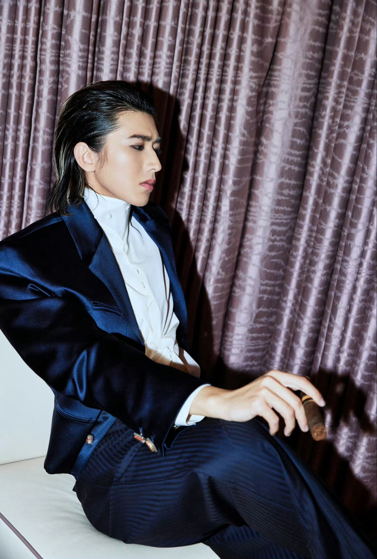蔡徐坤 Met Gala盛典后的GQ after party造型，梳起大背头，一