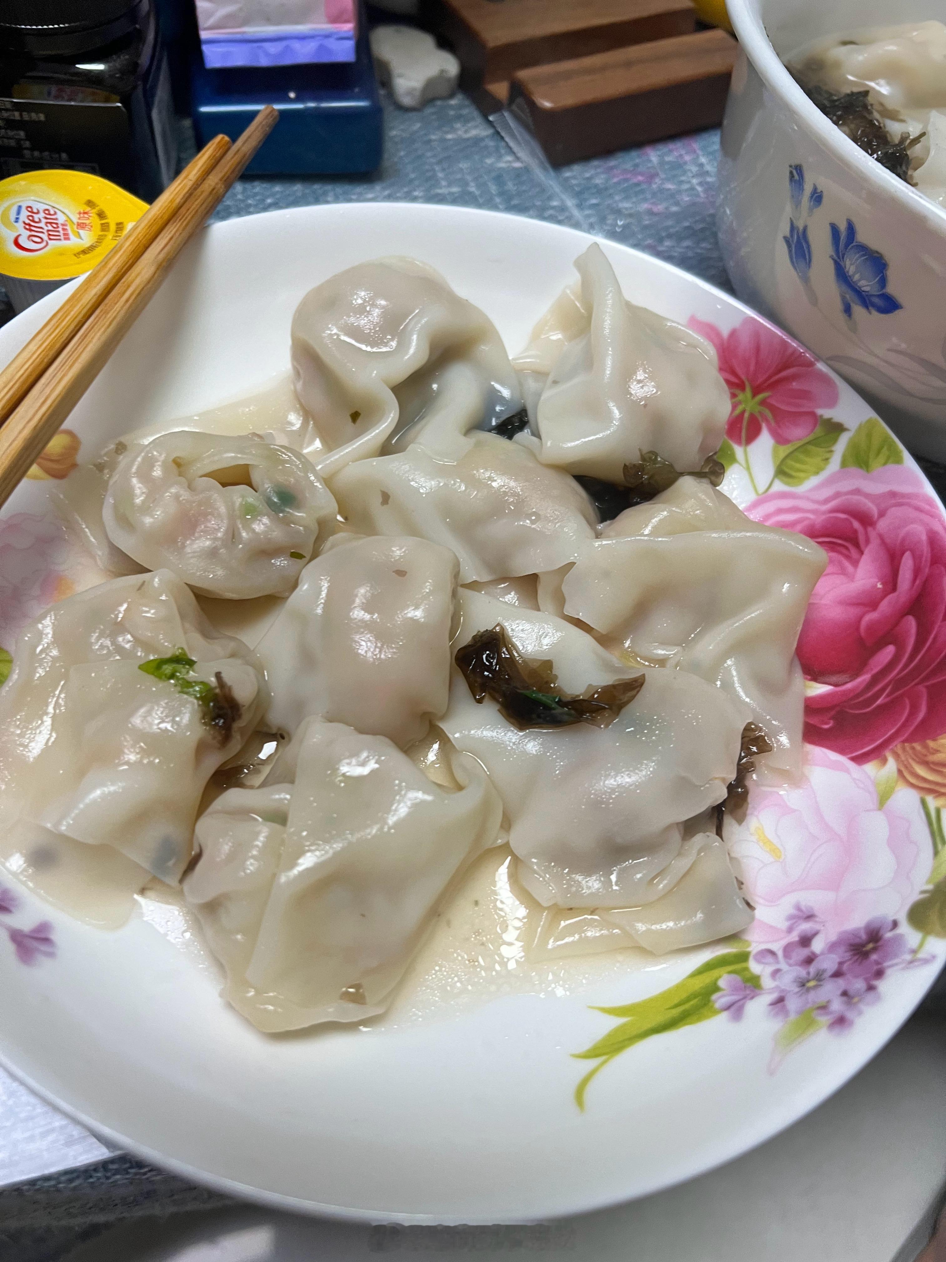 微博美食嘉年华今日份美食，自家做的虾仁大馄饨，比饺子都大，吃起来太过瘾了  ​​