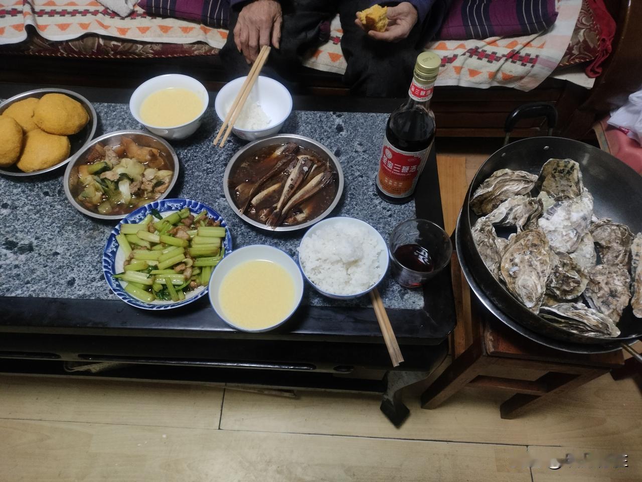 寒潮来袭，喝杯酒暖和一下吧，你能看出来这是哪个地方的晚餐吗？