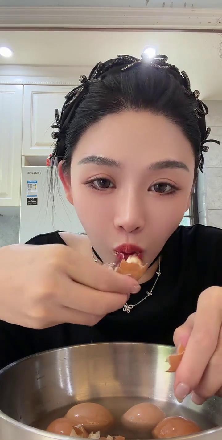 吃个活珠子，这是又馋活珠子的。这是拿开水烫了一下，热乎的更好吃。真好，挺香。包装