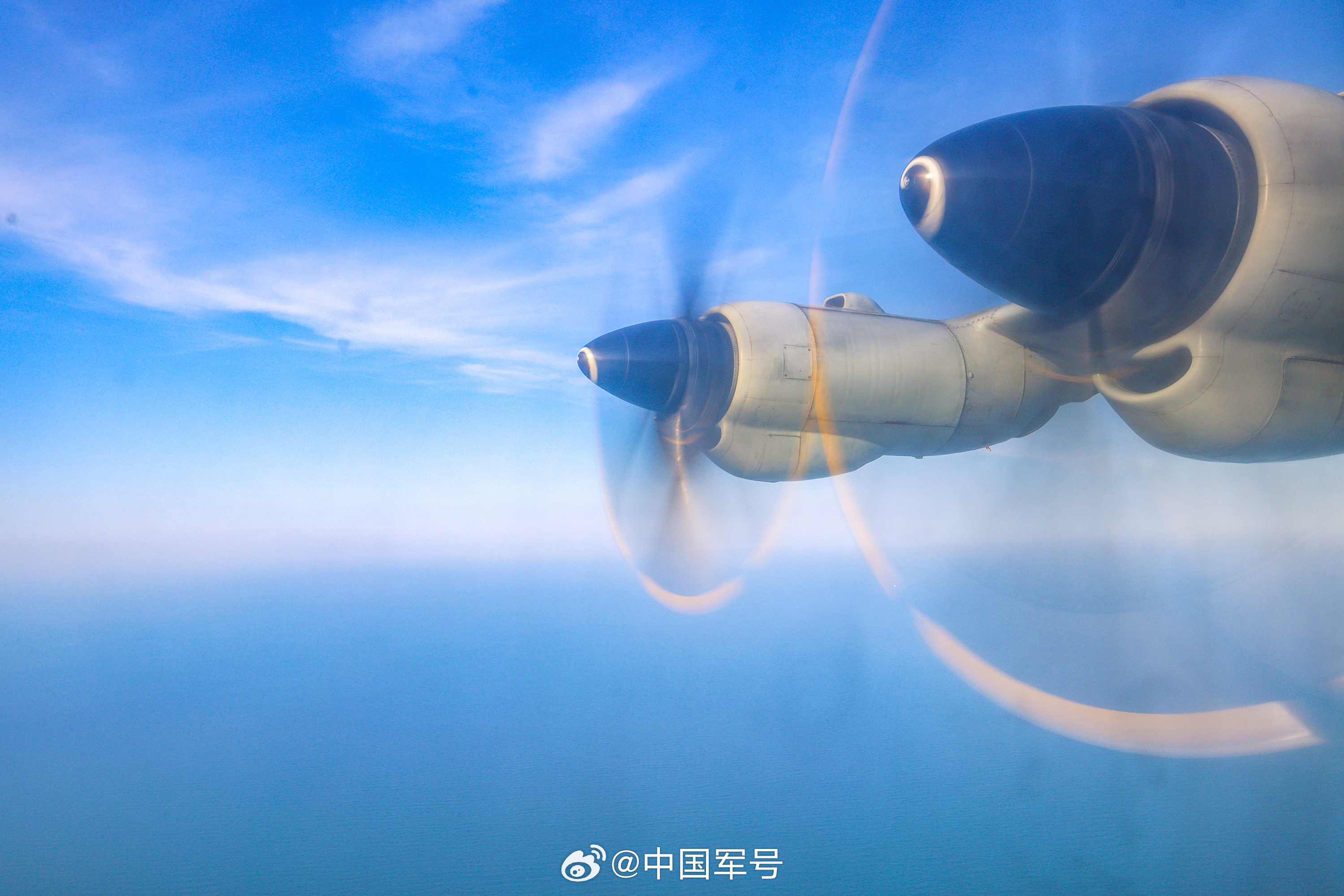 【战鹰与霞光撞了个满怀】连日来，海军航空兵某部组织开展多批次、高强度、长航时跨昼