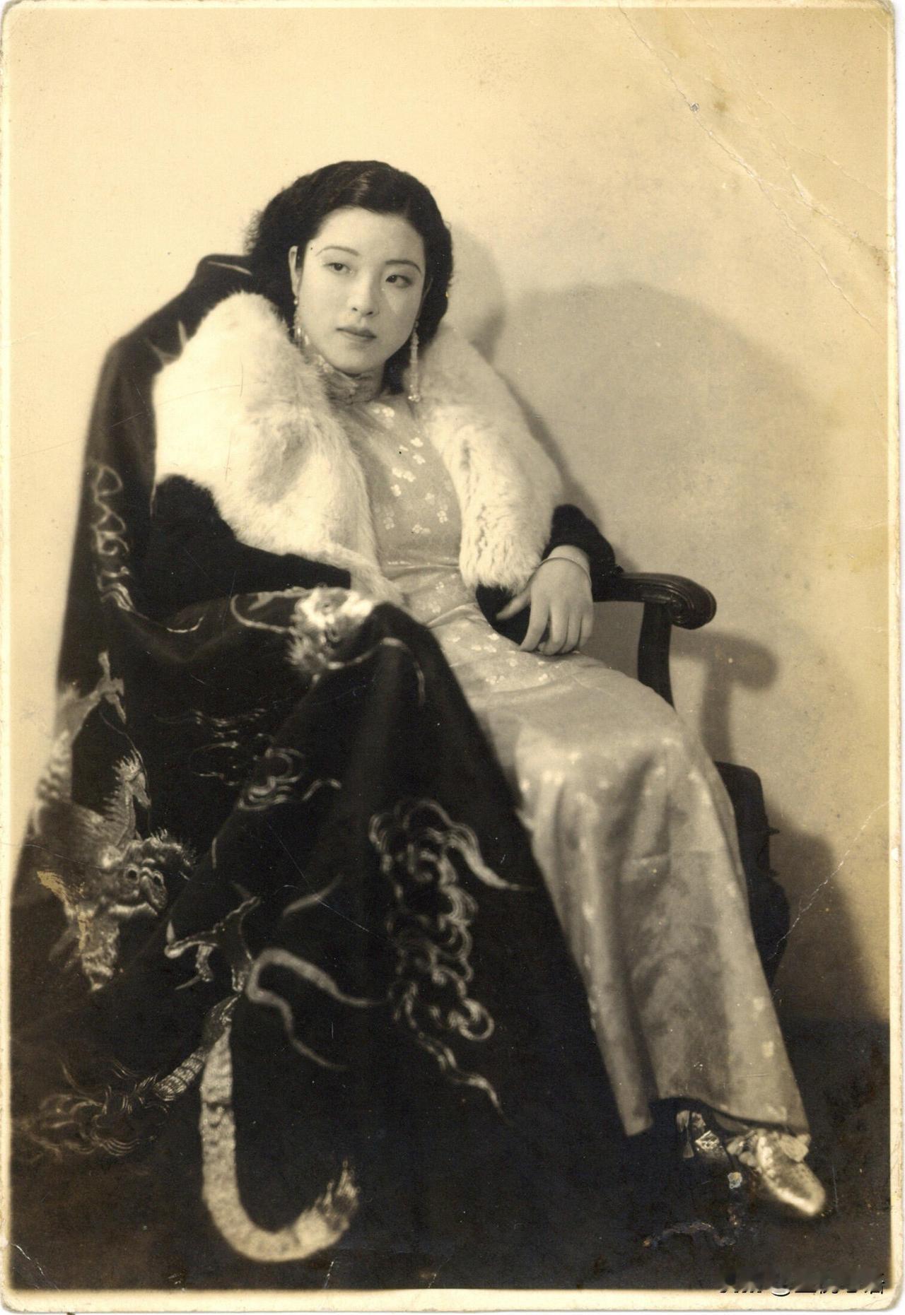 原来民国大小姐是是这样拍照的
眉眼间全是温婉，旗袍配精致首饰，没有浓妆艳抹，却自