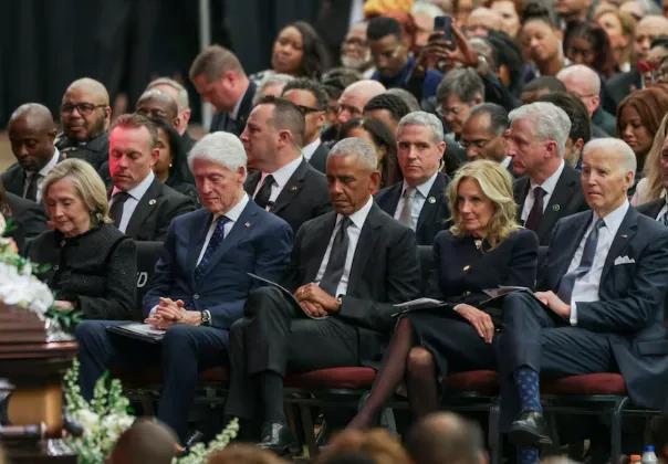 奥巴马和拜登联手对特朗普进行批评。
奥巴马、乔·拜登和比尔·克林顿，以及前副总统