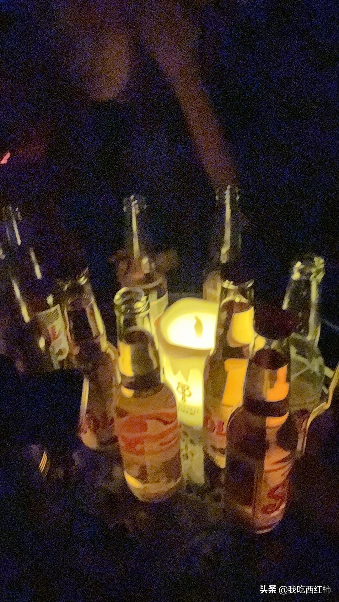 在酒吧遇到的男生
我好像早就已经习惯放假就悬浮在飘渺的酒色杂气之中，也沉迷在这种