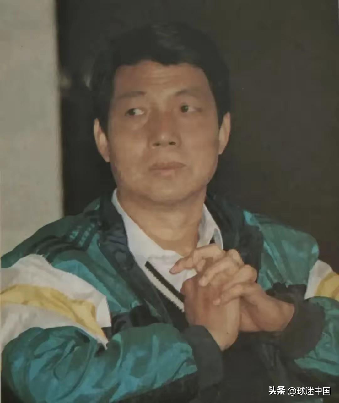 别人都在一线队争名夺利时，徐根宝把家搬到了崇明岛。

小球员武磊个子最矮，跑得却