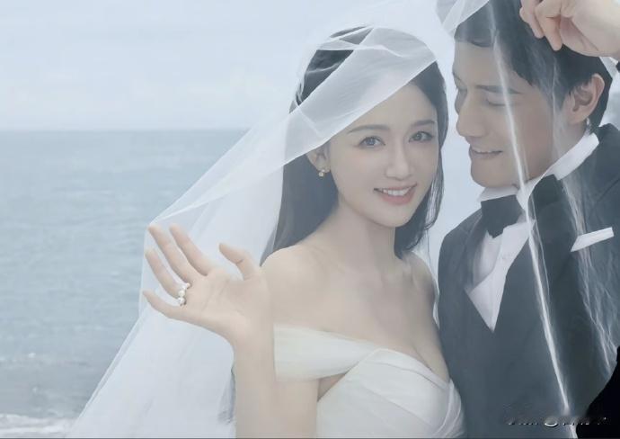 又一个被爱情骗入婚姻的女人——陈乔恩。

热闹的伴娘团、温馨雅致的白色鲜花布置、