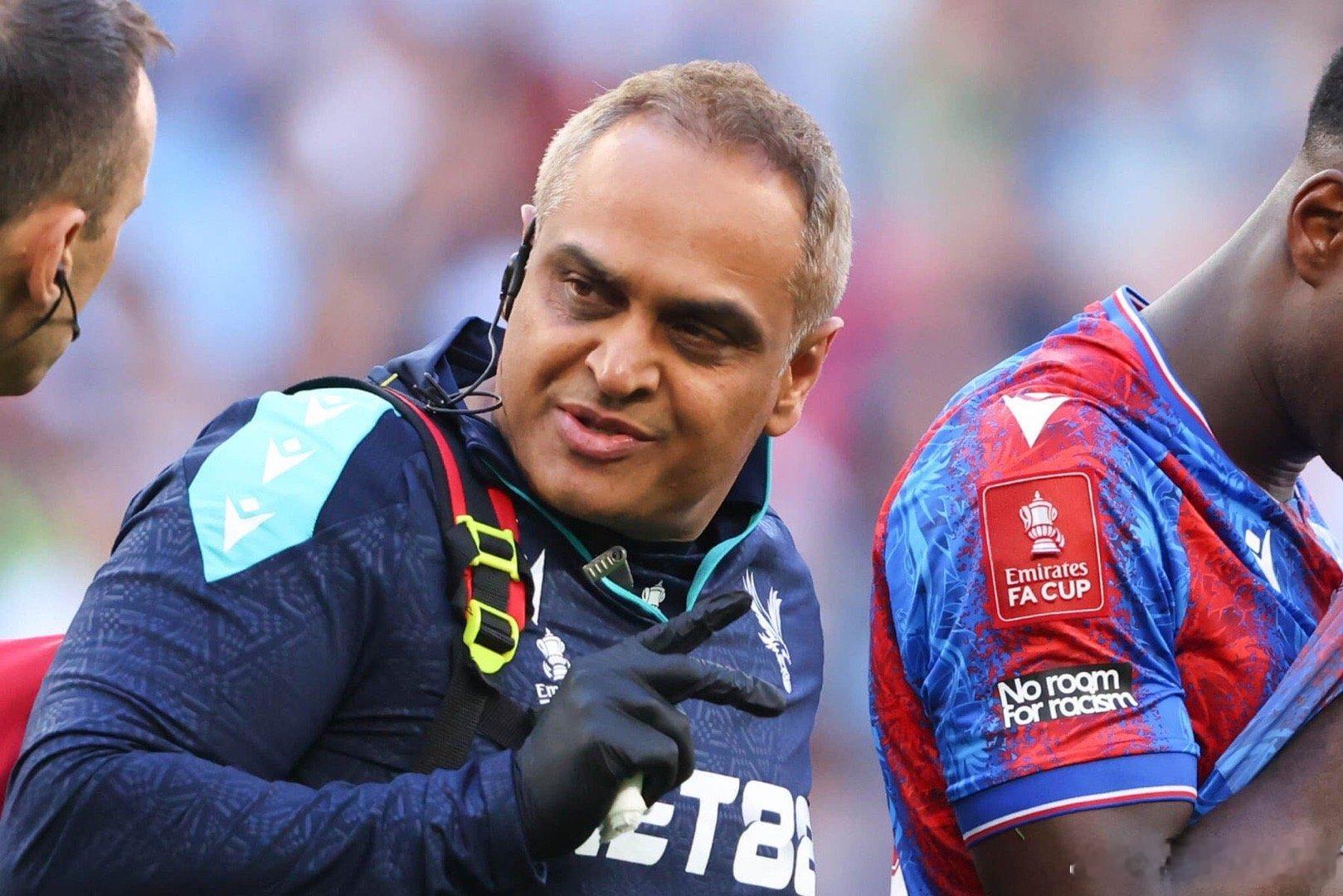 邮报：眼尖的球迷们也发现，曼联新任运动医学主管伊姆蒂亚兹·艾哈迈德博士，正随同卡