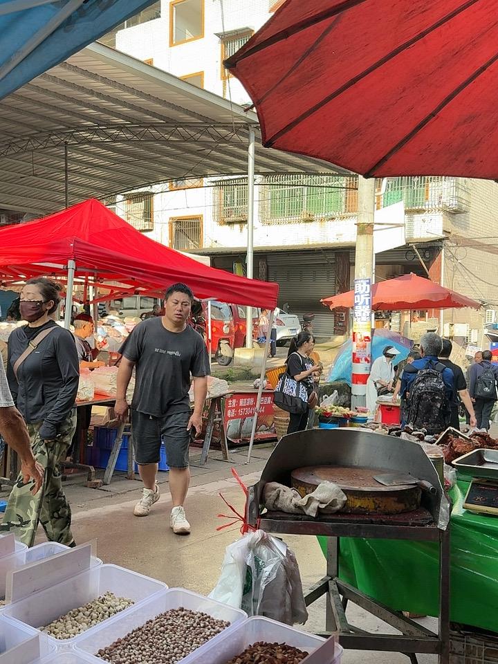 摆摊为何这样难？不出摊，零收入，出了摊，没得收入，咋个整哟！