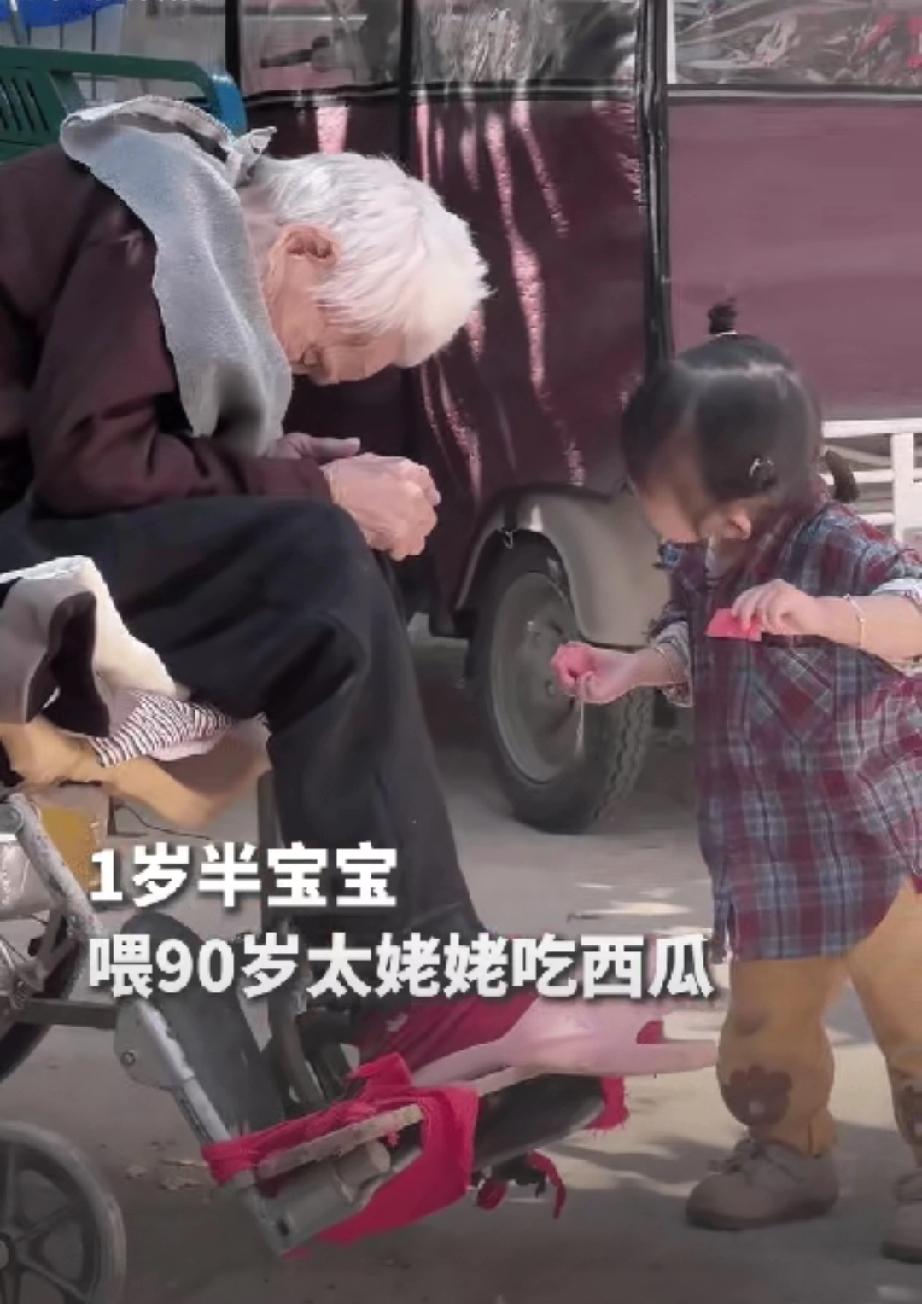 “没想到上人民日报了！”河南安阳，一位90岁的太姥姥坐在轮椅上打盹，1岁半的小重