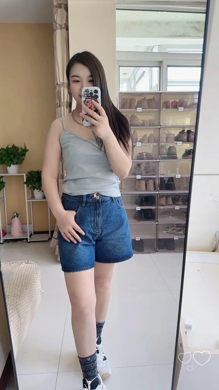 丽姐家深蓝短裤➕恋夏夏小心机吊带，一套真是太爱了，155的小个子轻松拿捏夏日明媚