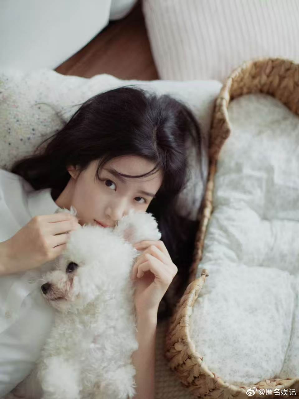 卢昱晓开三蹦子卢昱晓片场开三蹦子卢昱晓坐在三蹦子上手舞足蹈，一边驾驶一边开怀大笑