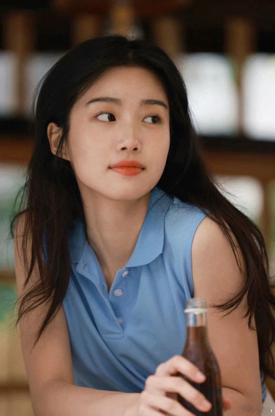 早期的卢昱晓很有清纯小白花的感觉 ​​​