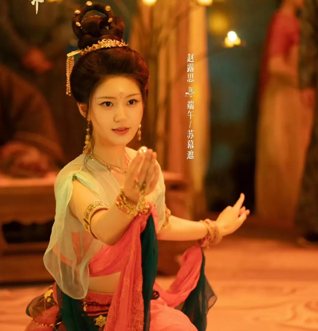 赵露思在《珠帘玉幕》中的人物角色特点鲜明，她饰演的角色勇敢坚毅，面对困境从不退缩