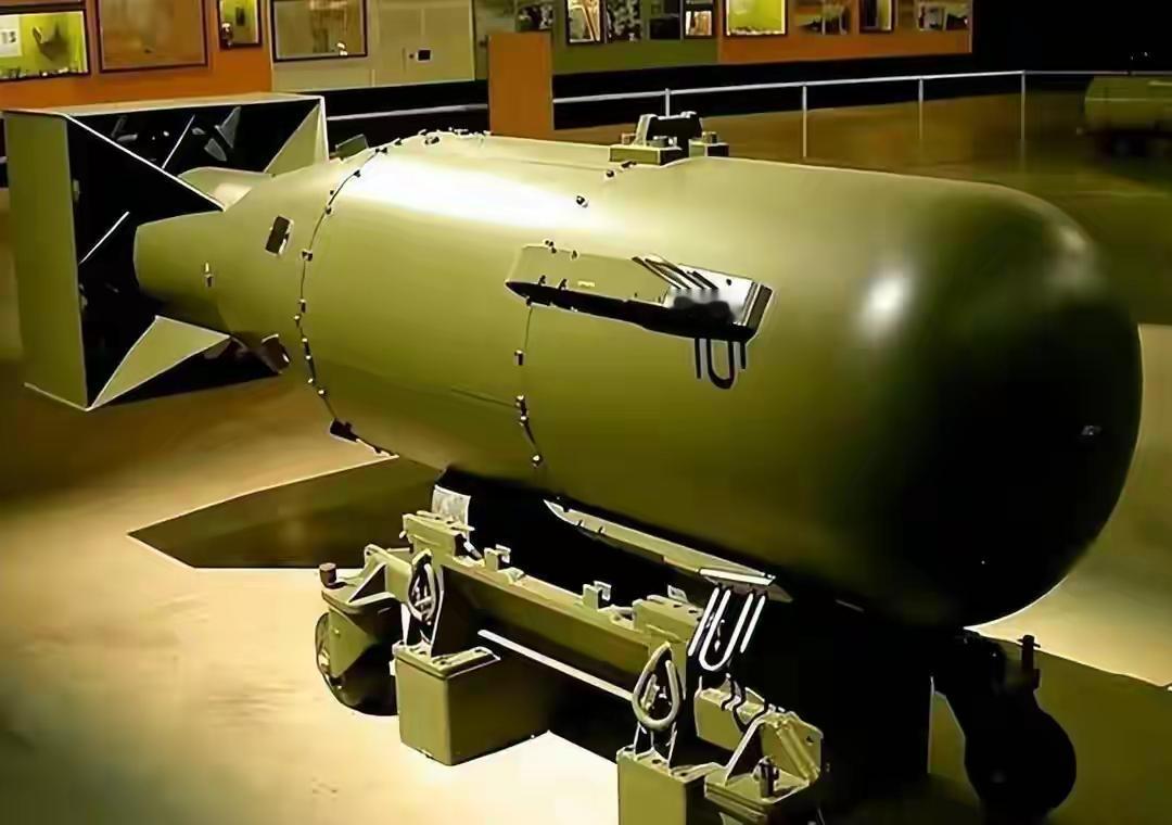 日本对华反击升级！天皇罕见迎宾，高市心腹放话：该讨论拥核了