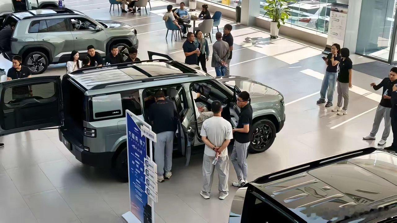 方程豹钛7，一上市就引爆全场——交付即开跑，门店瞬间被挤爆，进店量暴涨5倍，试驾