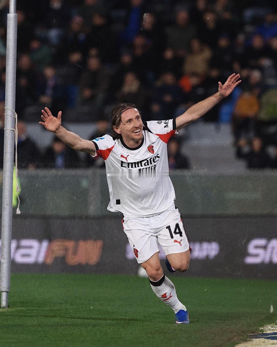 卢卡·莫德里奇，40岁依旧风华正茂，依旧驰骋在顶级赛场。昨晚对阵比萨，他用一记绝