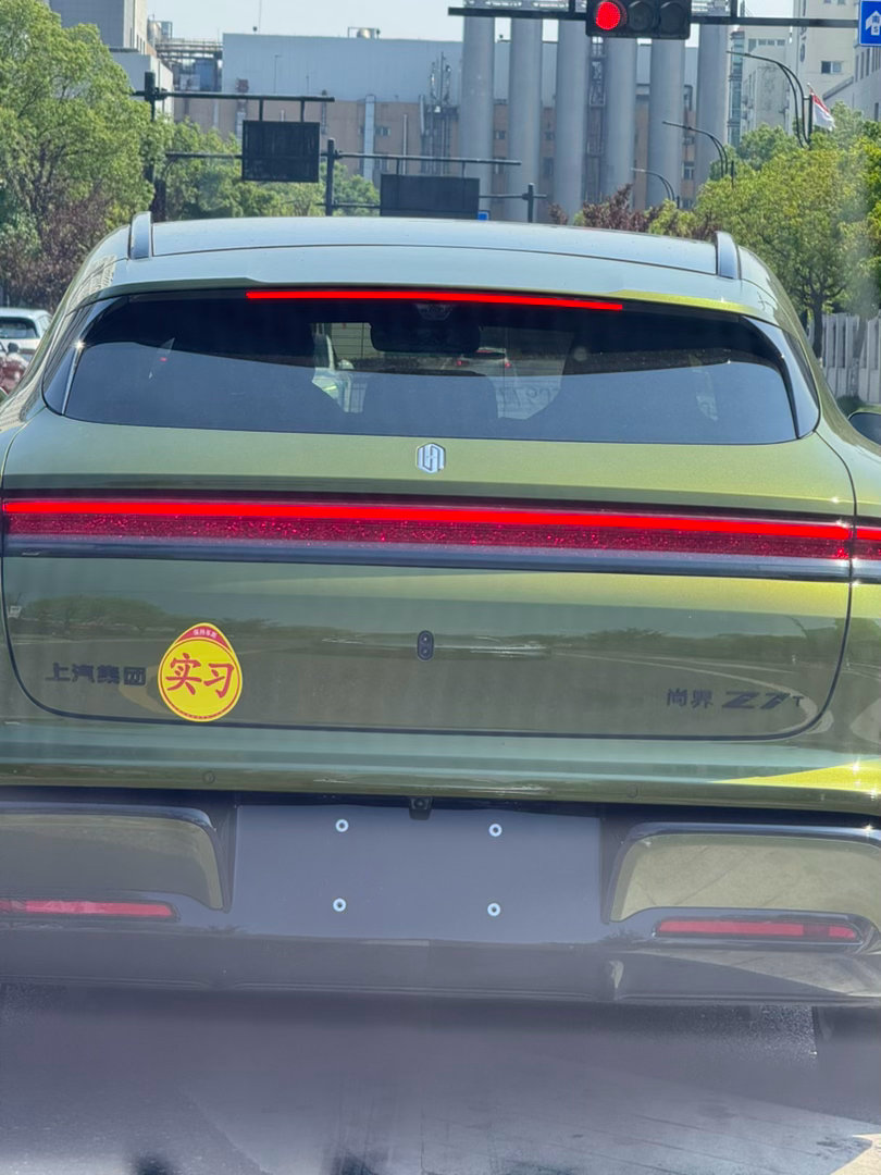 好久没在线下上牌啦，今天来给我的尚界z7上牌！人超级超级多，排了好久到了竟然连续
