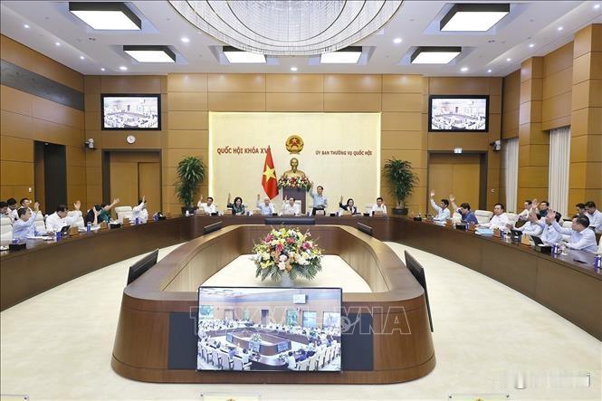 越南国会常务委员会决定提交国会审议通过设立广宁市和北宁市决议
 8月4日下午，在
