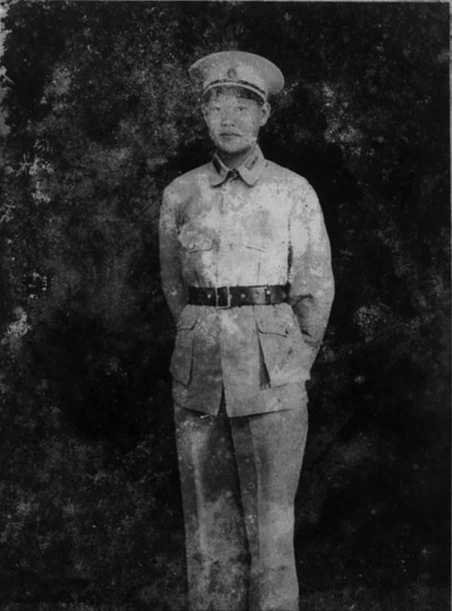 1941年，医生抢救一位滇缅公路的司机，揭开他胸前裹着厚厚的布条时，手突然停住，